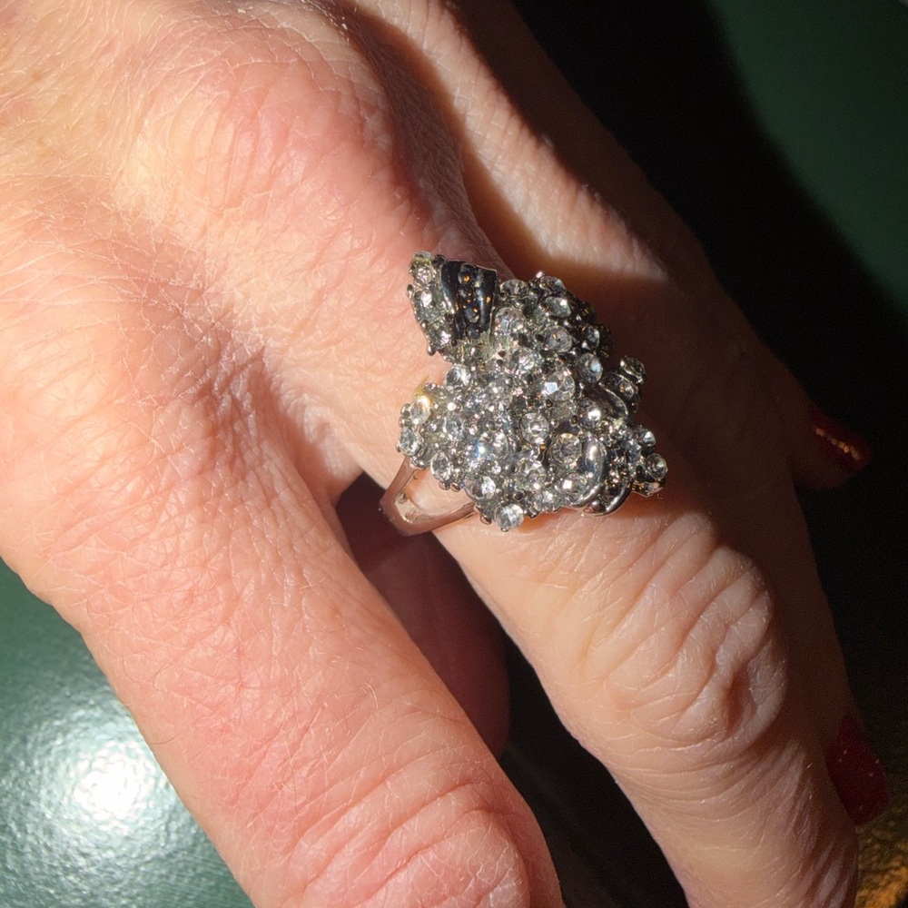 Grandmas Jewelry Unique Elegant Silver Cluster Ring. Approx 9 1/2